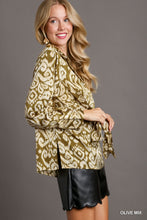 Load image into Gallery viewer, Satin Geo Print Blouse
