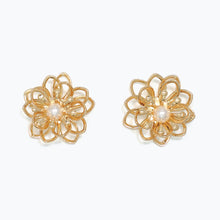 Load image into Gallery viewer, Flowers &amp; Pearl Earring
